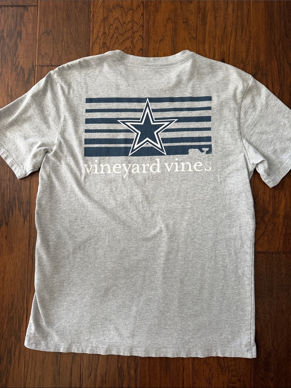 Vineyard Vines/Dallas Cowboys Gray Short-Sleeve Tee with Navy Star Graphic